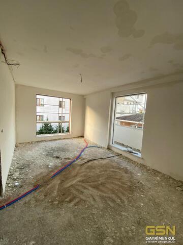 15-ÇAYIROVA'DA KENT MEYDANINA YAKIN KONUMDA SATILIK DUBLEKS DAİRELER