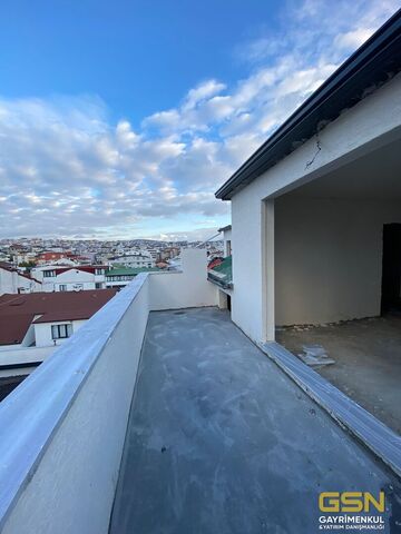 16-ÇAYIROVA'DA KENT MEYDANINA YAKIN KONUMDA SATILIK DUBLEKS DAİRELER