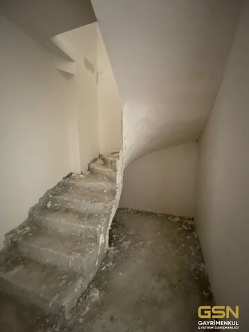 18-ÇAYIROVA'DA KENT MEYDANINA YAKIN KONUMDA SATILIK DUBLEKS DAİRELER