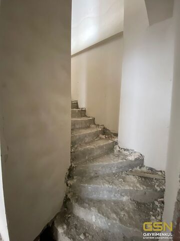 25-ÇAYIROVA'DA KENT MEYDANINA YAKIN KONUMDA SATILIK DUBLEKS DAİRELER