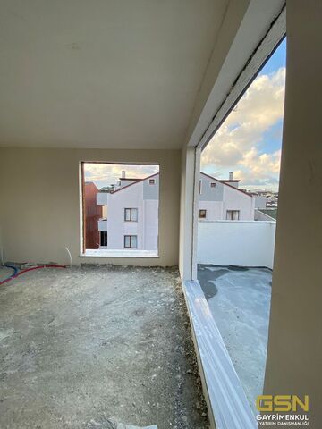 5-ÇAYIROVA'DA KENT MEYDANINA YAKIN KONUMDA SATILIK DUBLEKS DAİRELER