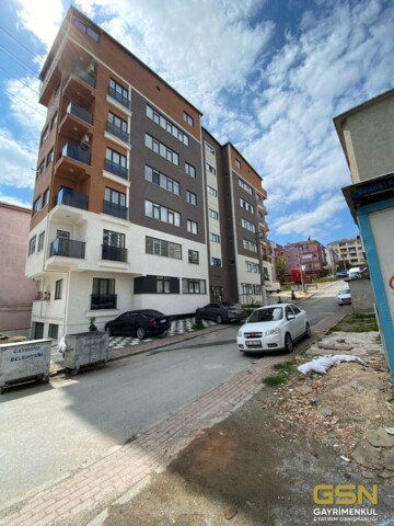 ÇAYIROVA YENİMAHALLE'DE YERDEN ISITMALI MASRAFSIZ 3+1 SATILIK DAİRE
